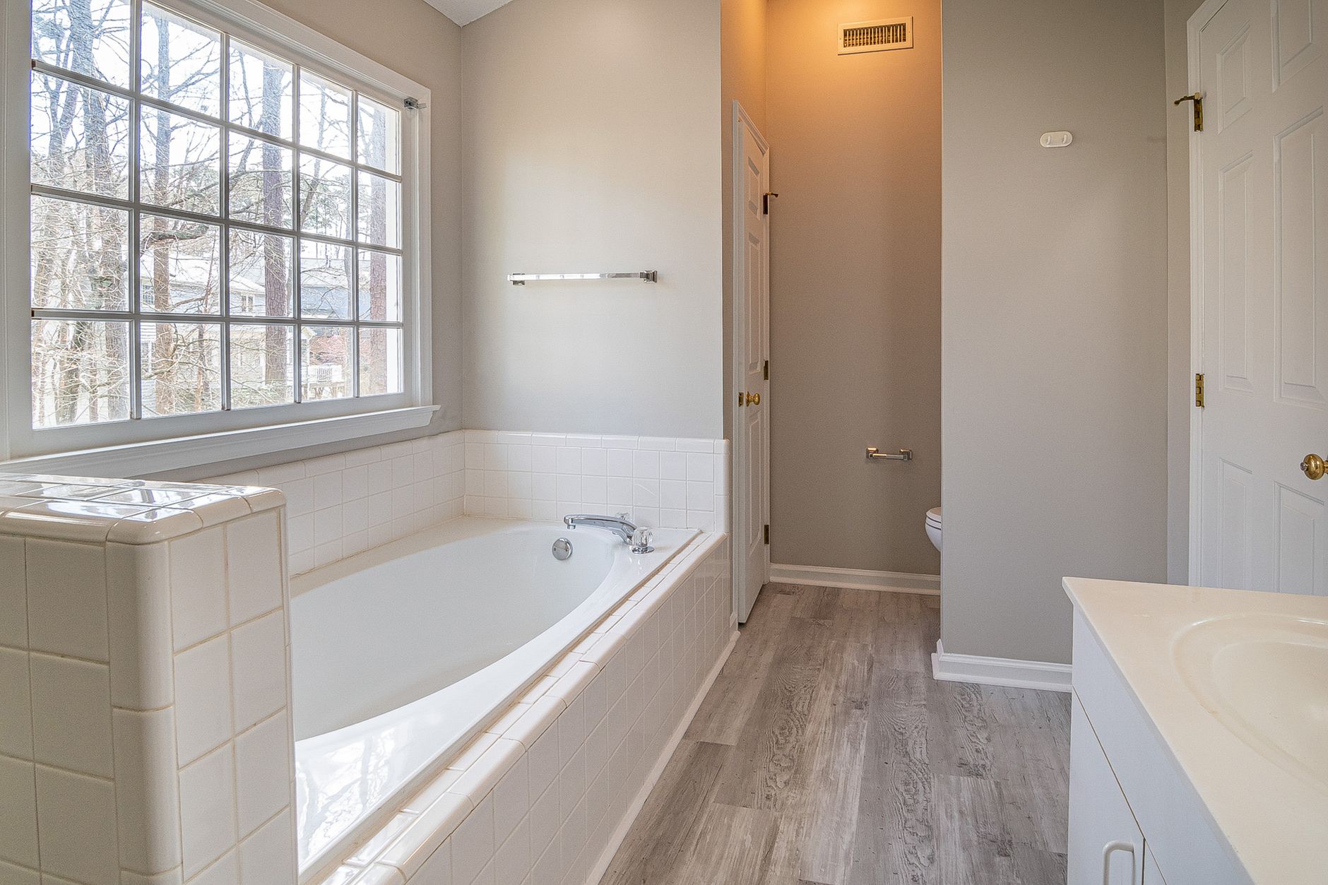 After — Master-bath re-caulk